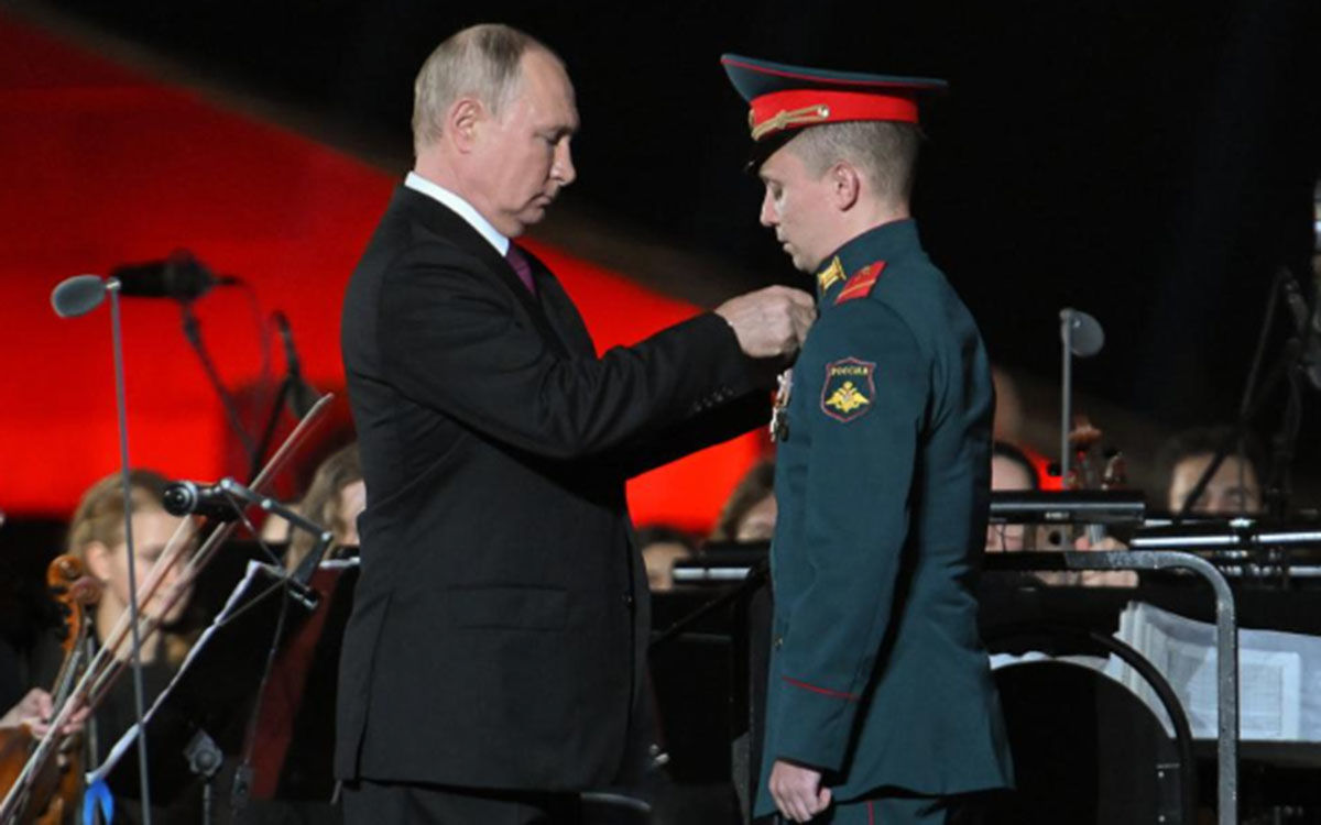 Путин в Курске лично вручил звезды Героев России экипажу танка "Алеша"