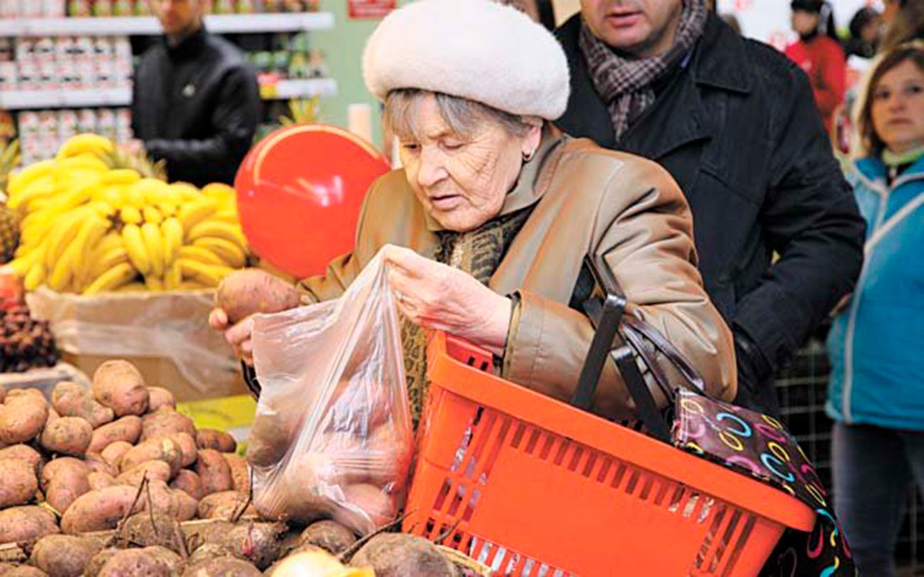 Продукты пенсионерам. Торговые ряды для пенсионеров. Продукты подорожали. Пенсионеры с продуктами. Пенсионеры в России.
