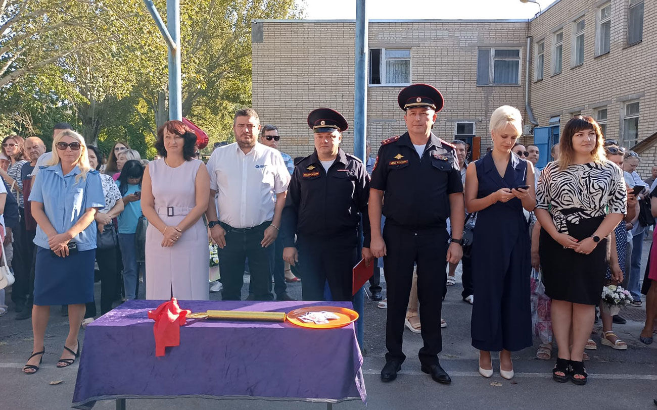 Полицейские Волгодонска поздравили школьников с Днем знаний
