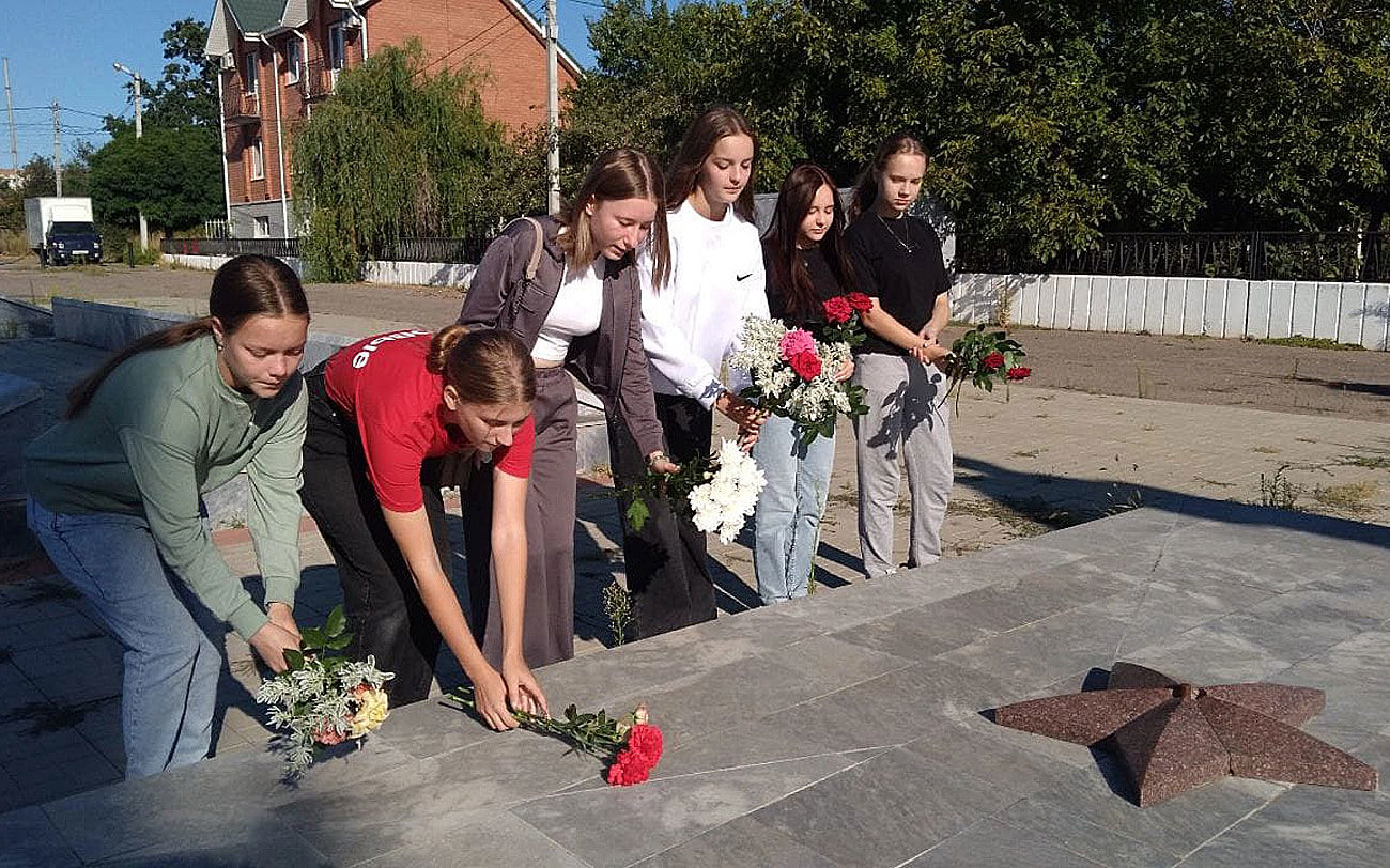 Цимлянские молодогвардейцы возложили цветы к памятнику